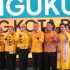 Pengurus KPPG Kota Bogor resmi dikukuhkan Ketua DPD Partai Golkar, Rusli Prihatevy pada Senin (7/10). (Yudha Prananda / Jabar Ekspres)