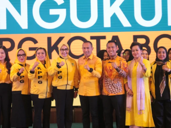 Pengurus KPPG Kota Bogor resmi dikukuhkan Ketua DPD Partai Golkar, Rusli Prihatevy pada Senin (7/10). (Yudha Prananda / Jabar Ekspres)