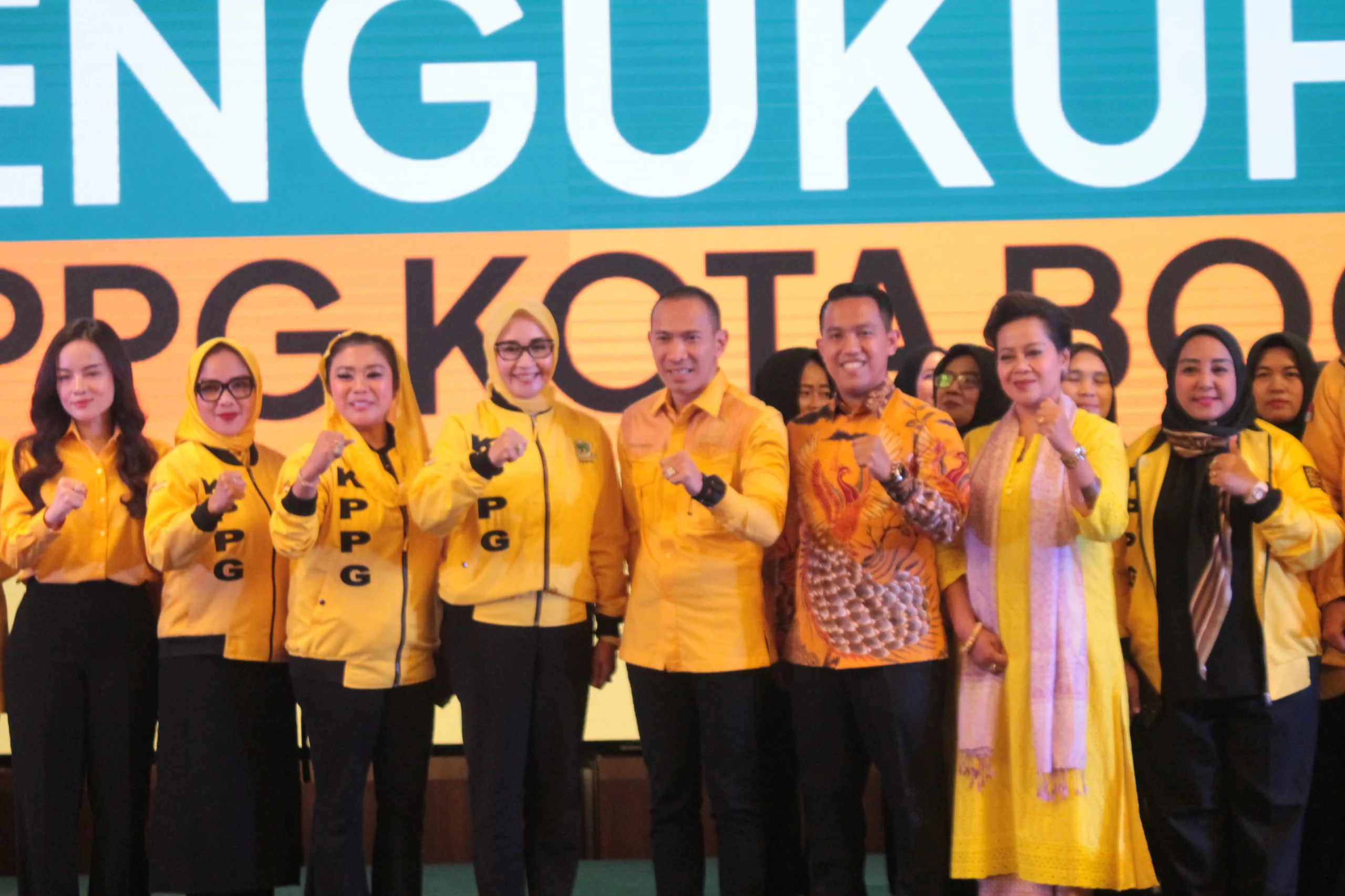 Pengurus KPPG Kota Bogor resmi dikukuhkan Ketua DPD Partai Golkar, Rusli Prihatevy pada Senin (7/10). (Yudha Prananda / Jabar Ekspres)