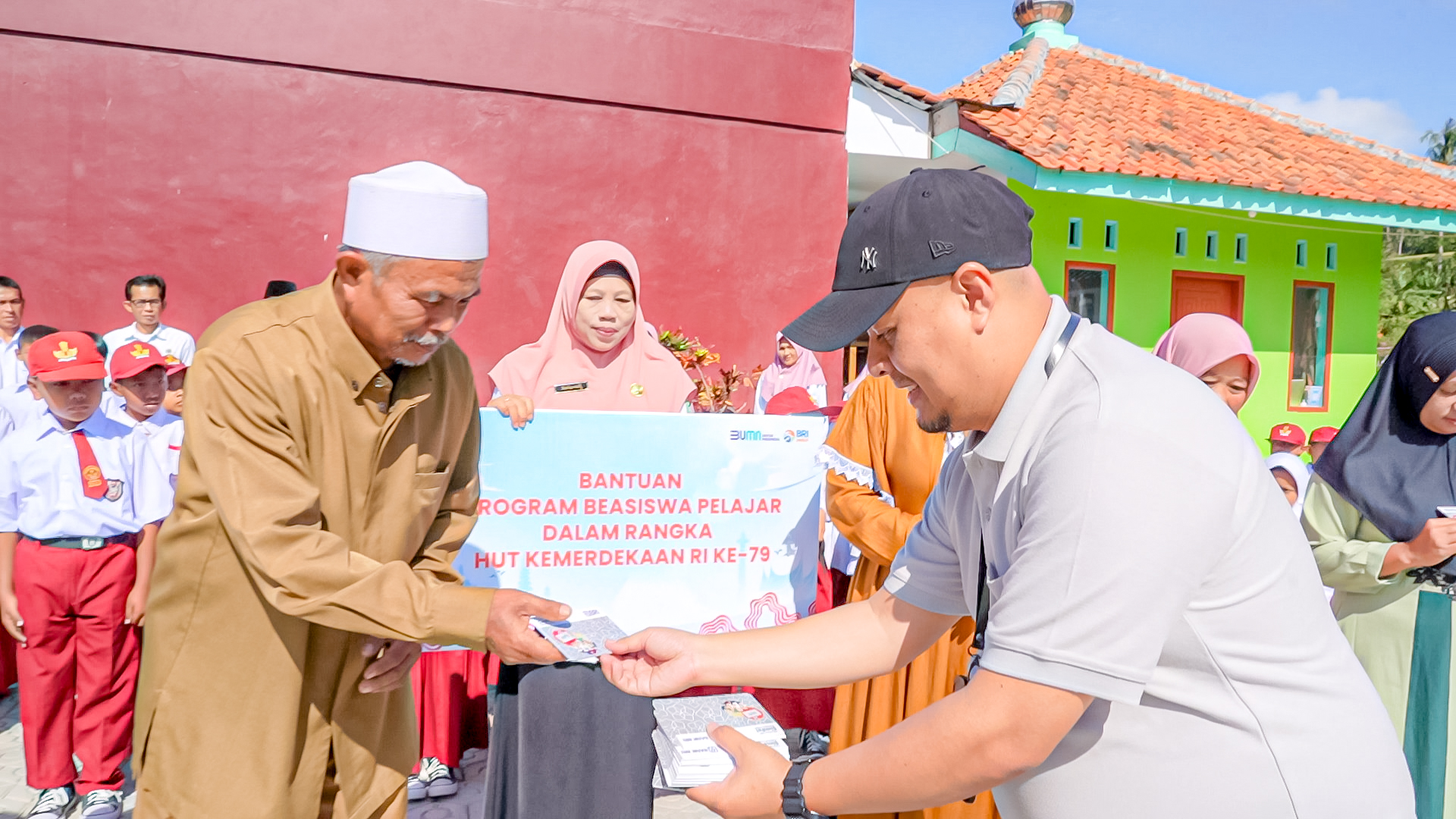 RCEO BRI Regional Office Bandung salurkan beasiswa kepada 50 siswa di Kabupaten Ciamis dan Kuningan/ Dok. BRI