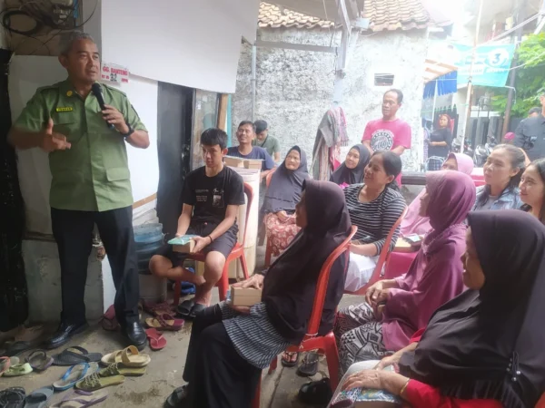 Calon Wali Kota Bandung Muhammad Farhan berdialog dengan para Pedagang Kaki Lima ( PKL ) menganai harapannya ke depa agar lebih baik.