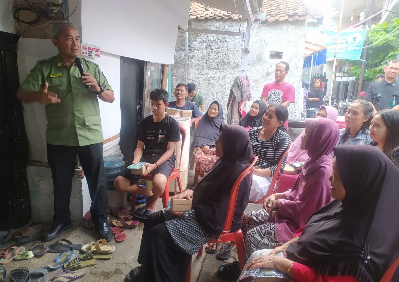 Calon Wali Kota Bandung Muhammad Farhan berdialog dengan para Pedagang Kaki Lima ( PKL ) menganai harapannya ke depa agar lebih baik.