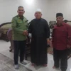 Calon Wali Kota Bandung Muhammad Farhan melakukan silahturahmi dengan Pimpinan Pondok Pesantren Darul Maarif, KH. Sofyan Yahya.