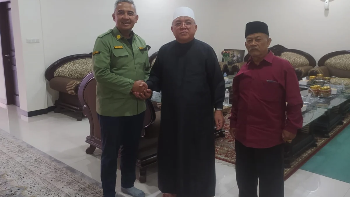 Calon Wali Kota Bandung Muhammad Farhan melakukan silahturahmi dengan Pimpinan Pondok Pesantren Darul Maarif, KH. Sofyan Yahya.