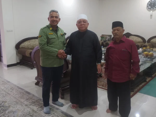 Calon Wali Kota Bandung Muhammad Farhan melakukan silahturahmi dengan Pimpinan Pondok Pesantren Darul Maarif, KH. Sofyan Yahya.