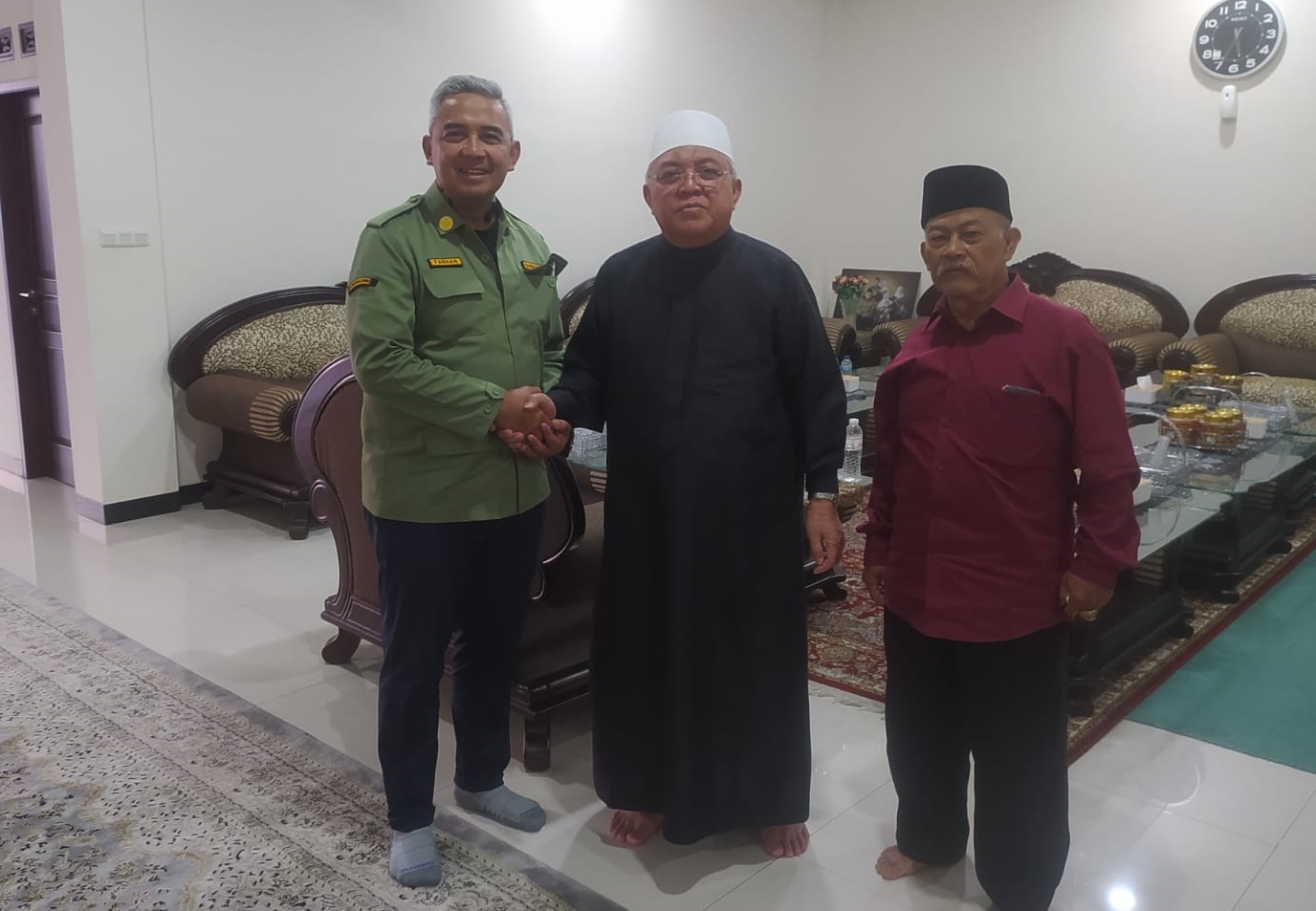 Calon Wali Kota Bandung Muhammad Farhan melakukan silahturahmi dengan Pimpinan Pondok Pesantren Darul Maarif, KH. Sofyan Yahya.