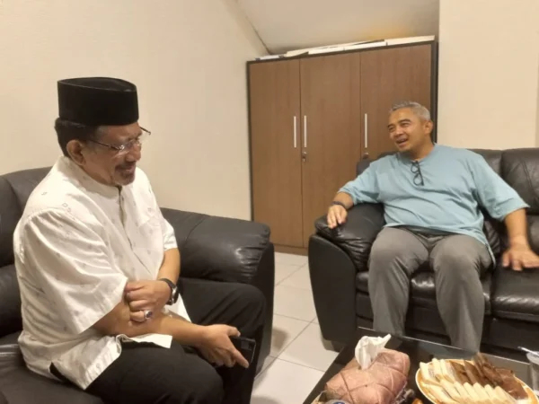 Calon Wali Kota Bandung, Muhammad Farhan menggelar pertemuan dengan pemuka agama islam KH. Athian Ali untuk meminta pesan untuk pemimpin