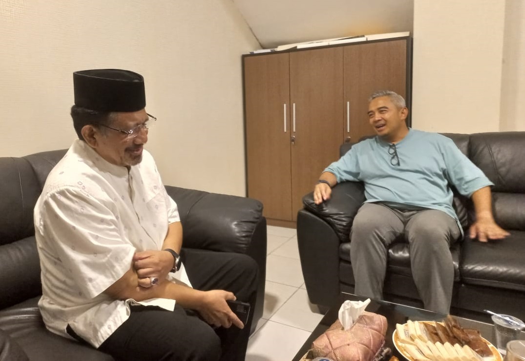 Calon Wali Kota Bandung, Muhammad Farhan menggelar pertemuan dengan pemuka agama islam KH. Athian Ali untuk meminta pesan untuk pemimpin