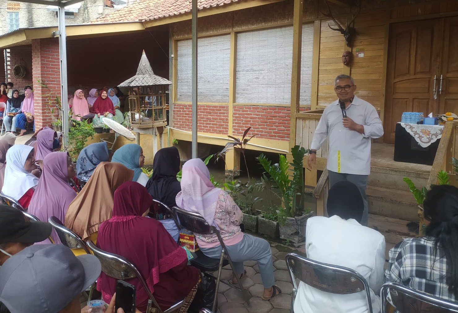 Calon Wali Kota Bandung Muhammad Farhan menjanjikan akan memperhatikan keberadaan para pelaku usaha mikro kecil dan menengah ( UMKM ).