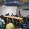 Calon wali kota Bandung M. Farhan bertemu dan menerima aspirasi dari guru honorer yang tergabung di Asosiasi Guru dan Tenaga Honorer (AGTH).