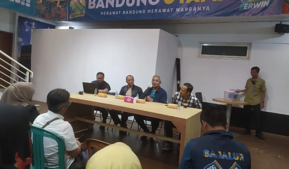 Calon wali kota Bandung M. Farhan bertemu dan menerima aspirasi dari guru honorer yang tergabung di Asosiasi Guru dan Tenaga Honorer (AGTH).