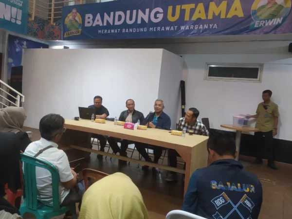 Calon wali kota Bandung M. Farhan bertemu dan menerima aspirasi dari guru honorer yang tergabung di Asosiasi Guru dan Tenaga Honorer (AGTH).