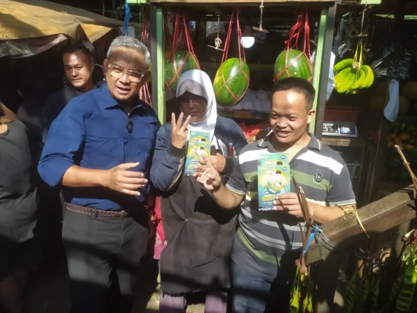 Calon wali kota Bandung, Muhammad Farhan pada Kamis (10102024) sempat mengunjungi para pedagang Pasar Cihaurgeulis untuk nampung aspirasi.