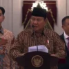 Presiden Prabowo Subianto dan Wakil Presiden Gibran Rakabuming Raka saat mengumumkan daftar Kabinet Merah Putih di Istana Merdeka, Jakarta.