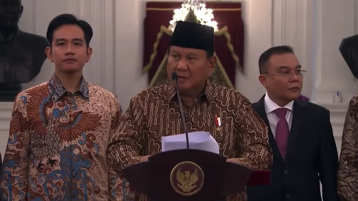 Presiden Prabowo Subianto dan Wakil Presiden Gibran Rakabuming Raka saat mengumumkan daftar Kabinet Merah Putih di Istana Merdeka, Jakarta.