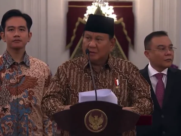 Presiden Prabowo Subianto dan Wakil Presiden Gibran Rakabuming Raka saat mengumumkan daftar Kabinet Merah Putih di Istana Merdeka, Jakarta.