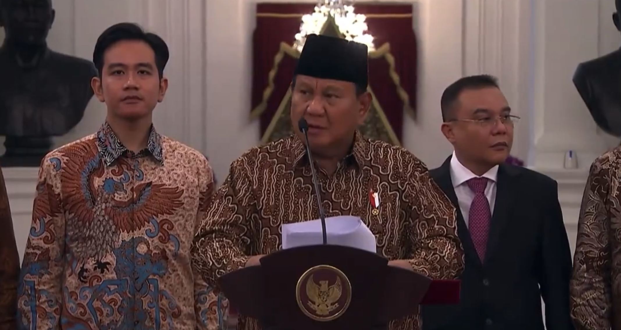 Presiden Prabowo Subianto dan Wakil Presiden Gibran Rakabuming Raka saat mengumumkan daftar Kabinet Merah Putih di Istana Merdeka, Jakarta.