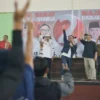 Pasangan Calon Gubernur dan Wakil Gubernur Jawa Barat Jeje Wiradinata-Ronal Surapradja (Jeje-Ronal) menghadiri silaturahmi bersama warga di Sadasari, Kecamatan Argapura, Kabupaten Majalengka, Jawa Barat, Jumat 18 Oktober 2024.