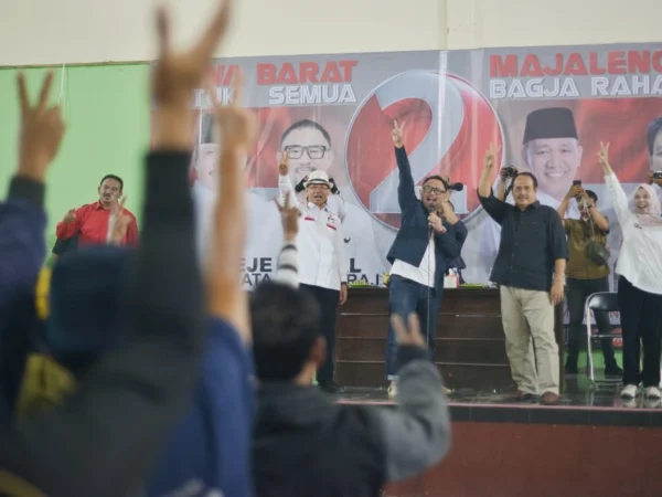 Pasangan Calon Gubernur dan Wakil Gubernur Jawa Barat Jeje Wiradinata-Ronal Surapradja (Jeje-Ronal) menghadiri silaturahmi bersama warga di Sadasari, Kecamatan Argapura, Kabupaten Majalengka, Jawa Barat, Jumat 18 Oktober 2024.