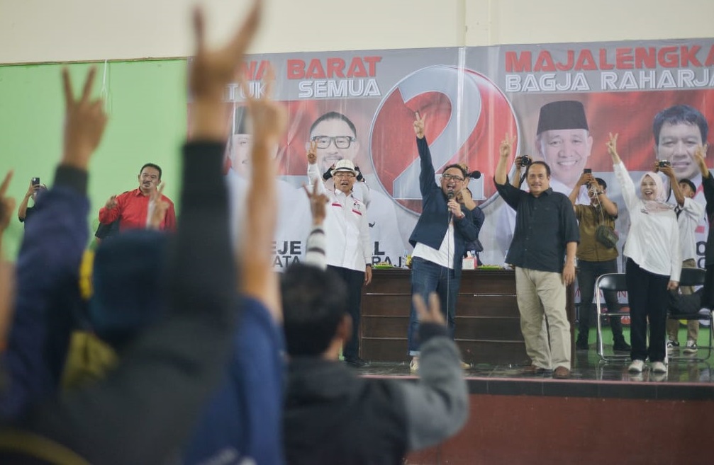 Pasangan Calon Gubernur dan Wakil Gubernur Jawa Barat Jeje Wiradinata-Ronal Surapradja (Jeje-Ronal) menghadiri silaturahmi bersama warga di Sadasari, Kecamatan Argapura, Kabupaten Majalengka, Jawa Barat, Jumat 18 Oktober 2024.