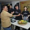 Produser film Conjurig Budi Ismanto bersama Dito Darmawan dan Maizura saat syukuran untuk memulai proses syuting di De Braga Hotel, Kota Bandung, pukul 18.00 WIB, Jumat 4 Oktobern 2024. 