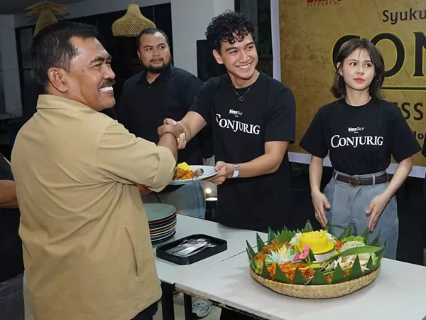 Produser film Conjurig Budi Ismanto bersama Dito Darmawan dan Maizura saat syukuran untuk memulai proses syuting di De Braga Hotel, Kota Bandung, pukul 18.00 WIB, Jumat 4 Oktobern 2024. 