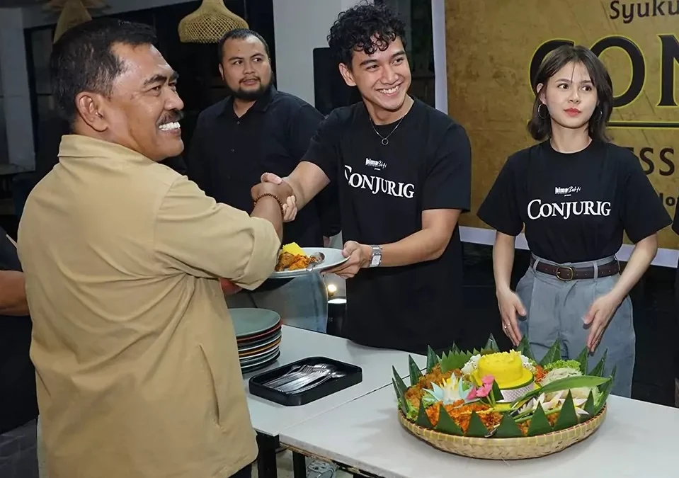 Produser film Conjurig Budi Ismanto bersama Dito Darmawan dan Maizura saat syukuran untuk memulai proses syuting di De Braga Hotel, Kota Bandung, pukul 18.00 WIB, Jumat 4 Oktobern 2024. 