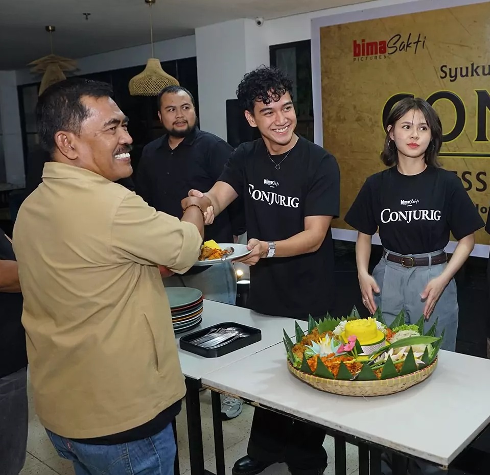 Produser film Conjurig Budi Ismanto bersama Dito Darmawan dan Maizura saat syukuran untuk memulai proses syuting di De Braga Hotel, Kota Bandung, pukul 18.00 WIB, Jumat 4 Oktobern 2024. 