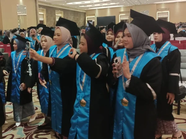 Para mahasiswa Inaba tampak gembira merayakan kekelulusan usai prosesi wisudawan di Harris Hotel & Conventions Festival Citylink Bandung, Sabtu 5 Oktober 2024.