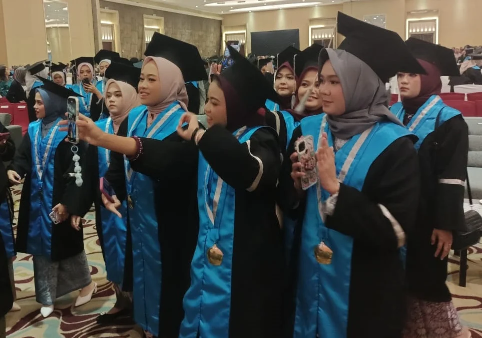 Para mahasiswa Inaba tampak gembira merayakan kekelulusan usai prosesi wisudawan di Harris Hotel & Conventions Festival Citylink Bandung, Sabtu 5 Oktober 2024.