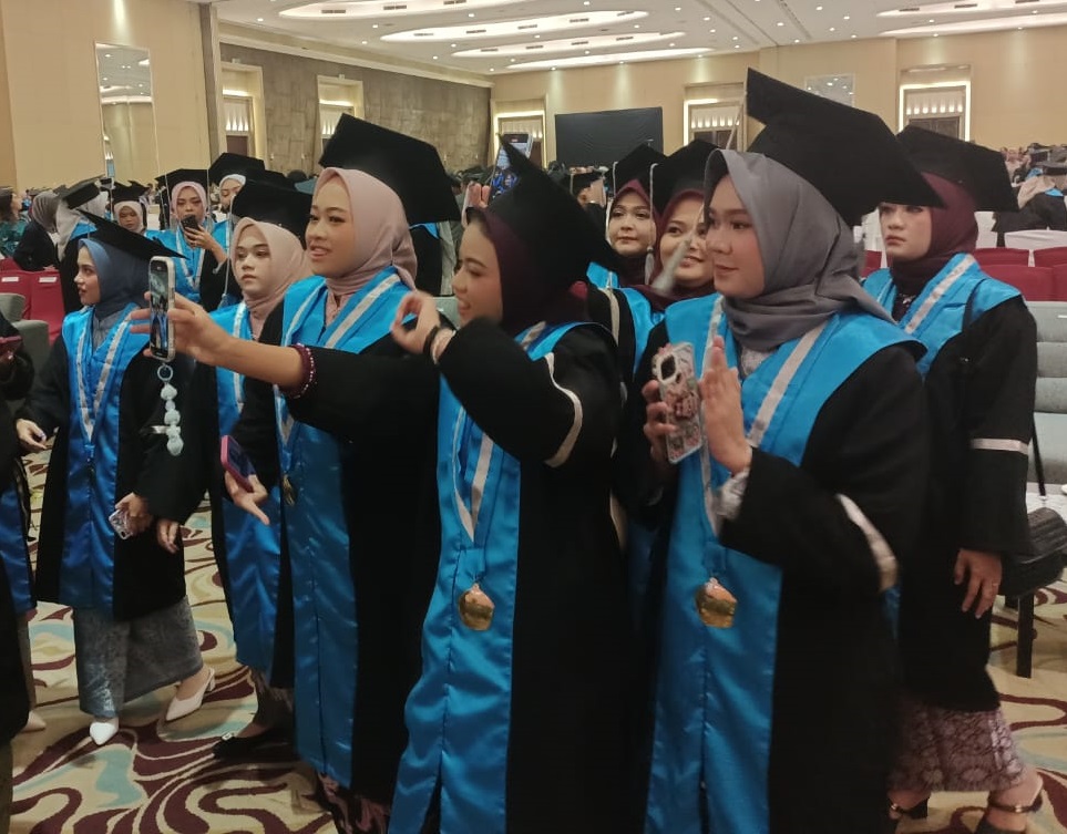 Para mahasiswa Inaba tampak gembira merayakan kekelulusan usai prosesi wisudawan di Harris Hotel & Conventions Festival Citylink Bandung, Sabtu 5 Oktober 2024.