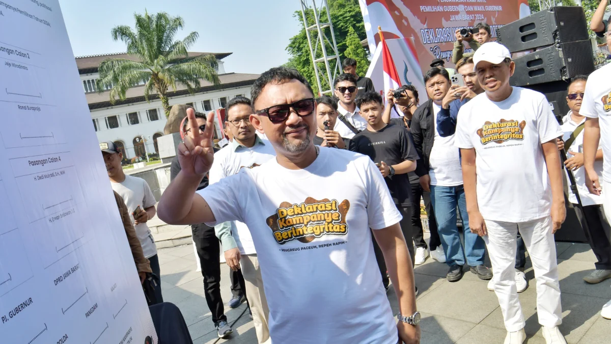 Cawagub Jabar nomor urut 2, Ronal Surapradja yang hadir langsung dalam acara menandatangani kesepakatan untuk melakukan kampanye berintegrasi anti politik uang, SARA di halaman Gedung Sate, Kota Bandung, Minggu (6/10/2024).