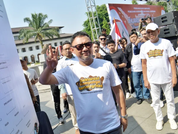 Cawagub Jabar nomor urut 2, Ronal Surapradja yang hadir langsung dalam acara menandatangani kesepakatan untuk melakukan kampanye berintegrasi anti politik uang, SARA di halaman Gedung Sate, Kota Bandung, Minggu (6/10/2024).