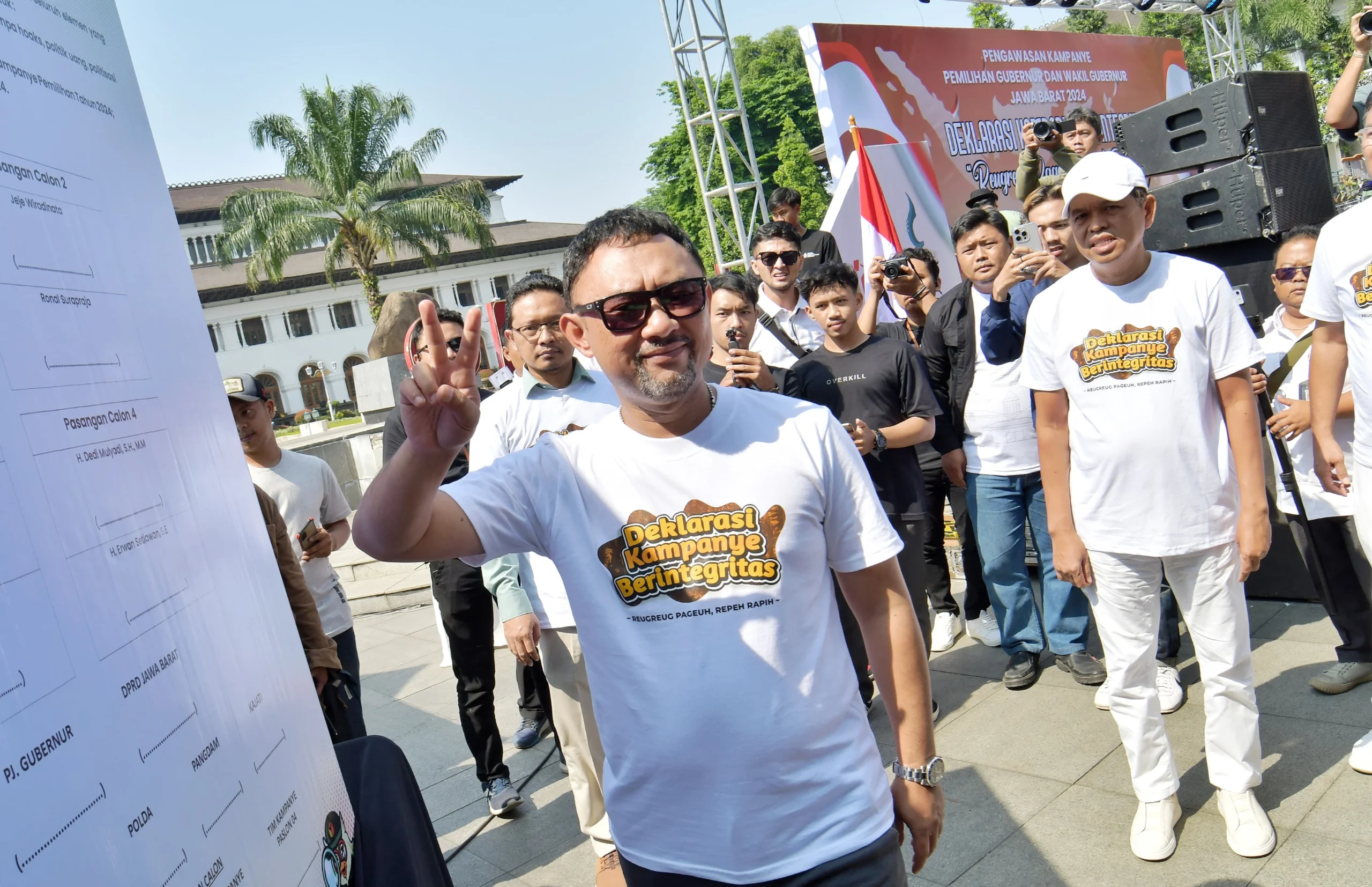 Cawagub Jabar nomor urut 2, Ronal Surapradja yang hadir langsung dalam acara menandatangani kesepakatan untuk melakukan kampanye berintegrasi anti politik uang, SARA di halaman Gedung Sate, Kota Bandung, Minggu (6/10/2024).