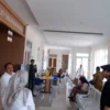 Calon Gubernur Jawa Barat dari PDI Perjuangan, Jeje Wiradinata, mengunjungi Rumah Sakit Umum Daerah (RSUD) Sindangbarang di Kabupaten Cianjur, Senin (7/10).