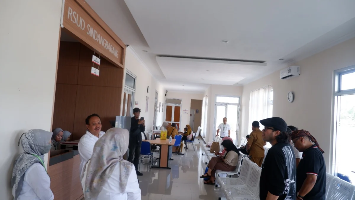 Calon Gubernur Jawa Barat dari PDI Perjuangan, Jeje Wiradinata, mengunjungi Rumah Sakit Umum Daerah (RSUD) Sindangbarang di Kabupaten Cianjur, Senin (7/10).