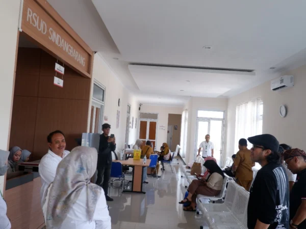 Calon Gubernur Jawa Barat dari PDI Perjuangan, Jeje Wiradinata, mengunjungi Rumah Sakit Umum Daerah (RSUD) Sindangbarang di Kabupaten Cianjur, Senin (7/10).