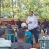 Calon Gubernur Jawa Barat Jeje Wiradinata saat safari politik di Dusun Bojong, Desa Putrapinggan, Kecamatan Kalipucang, Kabupaten Pangandaran dan menjamin pupuk subsidi kepada pertani di Jabar.