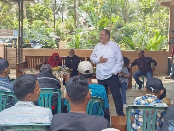 Calon Gubernur Jawa Barat Jeje Wiradinata saat safari politik di Dusun Bojong, Desa Putrapinggan, Kecamatan Kalipucang, Kabupaten Pangandaran dan menjamin pupuk subsidi kepada pertani di Jabar.