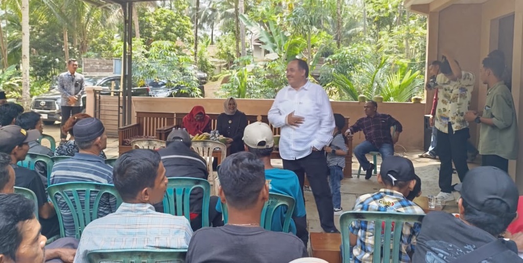 Calon Gubernur Jawa Barat Jeje Wiradinata saat safari politik di Dusun Bojong, Desa Putrapinggan, Kecamatan Kalipucang, Kabupaten Pangandaran dan menjamin pupuk subsidi kepada pertani di Jabar.