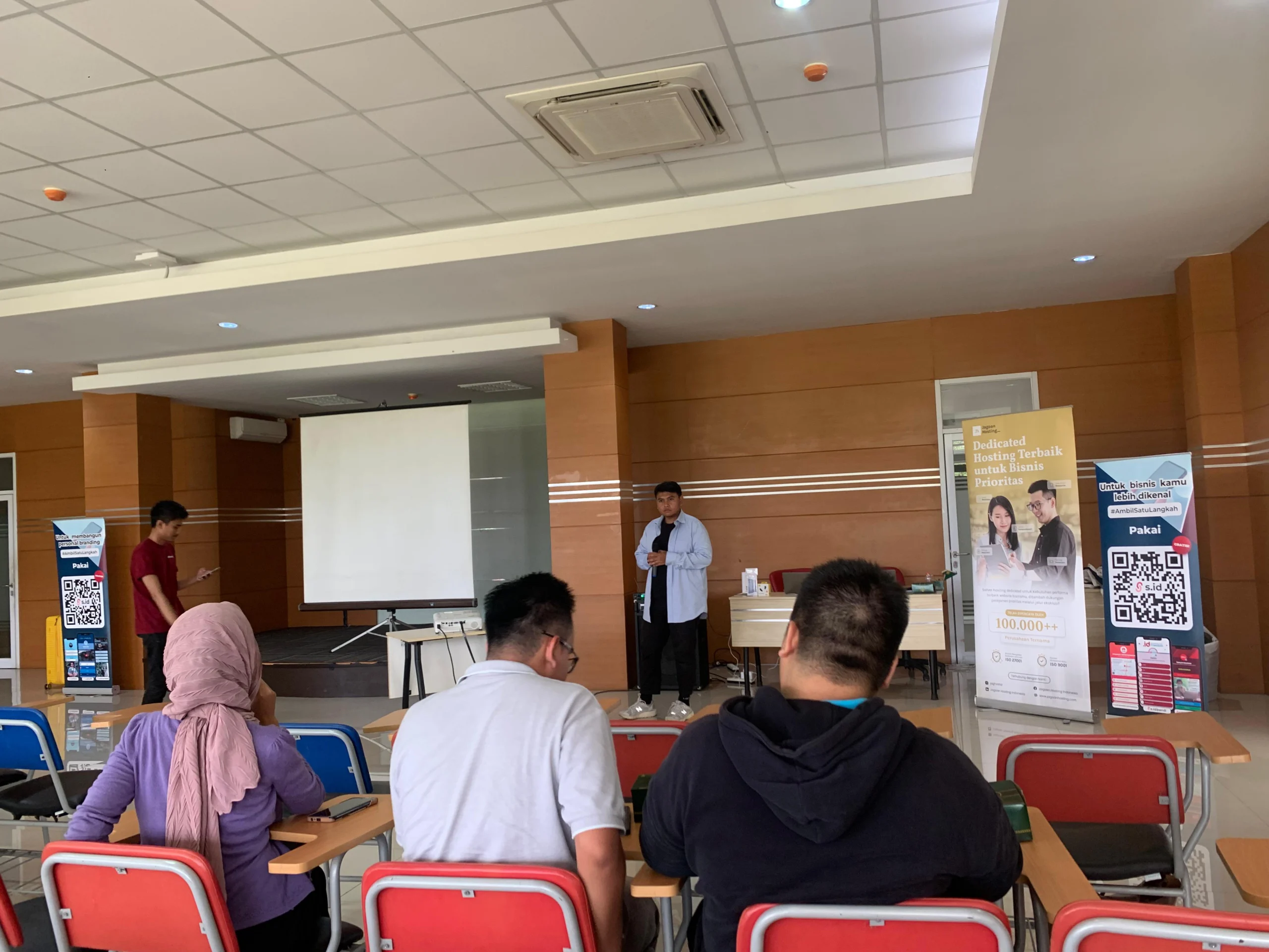 DIGITALISASI PENDIDIKAN: Sebagai bentuk dukungan terhadap program pemerintah, sejumlah mahasiswa di Bandung mendapatkan hosting gratis dari Jagoan Hosting.