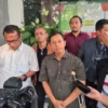 Kuasa Hukum Wakil Ketua DPRD Kabupaten Bekasi Soleman, Siswadi saat memberikan keterangan mengenai penahanan Soleman yang dinilai tidak berdasar dan terkesan dipaksakan.