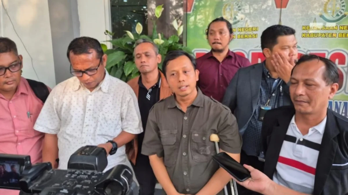 Kuasa Hukum Wakil Ketua DPRD Kabupaten Bekasi Soleman, Siswadi saat memberikan keterangan mengenai penahanan Soleman yang dinilai tidak berdasar dan terkesan dipaksakan.