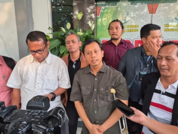 Kuasa Hukum Wakil Ketua DPRD Kabupaten Bekasi Soleman, Siswadi saat memberikan keterangan mengenai penahanan Soleman yang dinilai tidak berdasar dan terkesan dipaksakan.