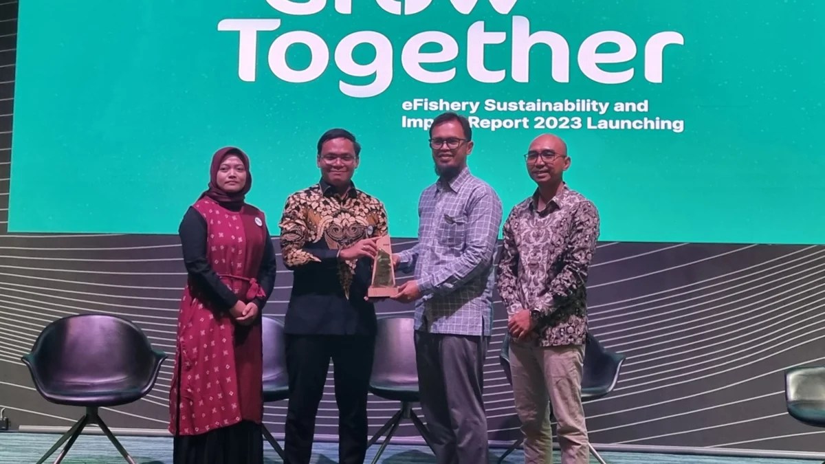 Foto 2. [kiri - kanan] Trini Yuni Pratiwi selaku Sustainability Sr. Manager eFishery, Gibran Huzaifah, CEO & Co-founder eFishery, Prof. Iman Harymawan, SE, MBA, Ph,D. Center of Go (1)