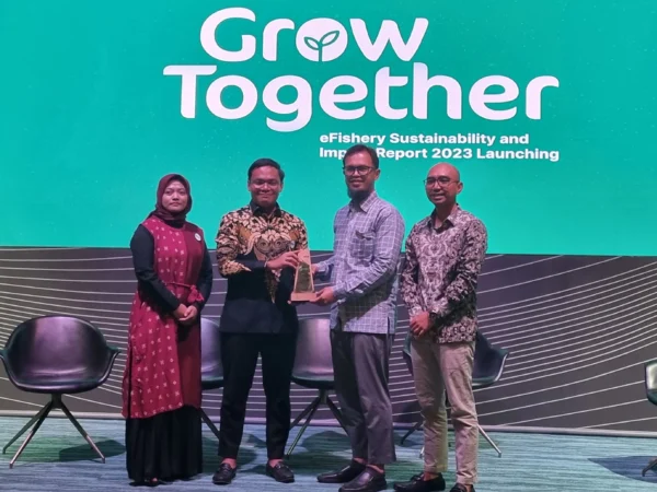 Foto 2. [kiri - kanan] Trini Yuni Pratiwi selaku Sustainability Sr. Manager eFishery, Gibran Huzaifah, CEO & Co-founder eFishery, Prof. Iman Harymawan, SE, MBA, Ph,D. Center of Go (1)