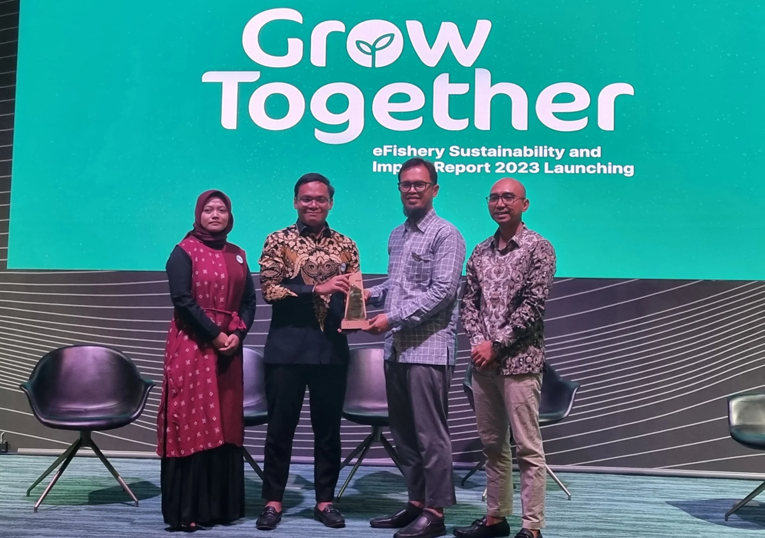 Foto 2. [kiri - kanan] Trini Yuni Pratiwi selaku Sustainability Sr. Manager eFishery, Gibran Huzaifah, CEO & Co-founder eFishery, Prof. Iman Harymawan, SE, MBA, Ph,D. Center of Go (1)