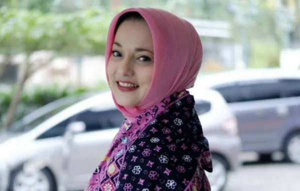 Marissa Haque meninggal secara mendadak di rumahnya. Keluarga dan kerabat dekat masih terkejut atas kepergian yang tiba-tiba ini.