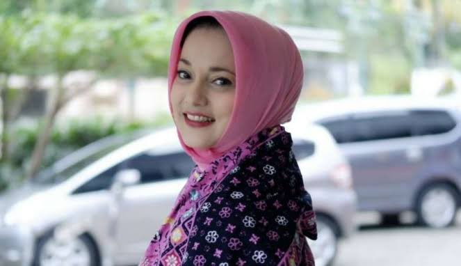 Marissa Haque meninggal secara mendadak di rumahnya. Keluarga dan kerabat dekat masih terkejut atas kepergian yang tiba-tiba ini.