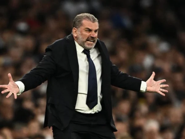 Pelatih Tottenham Hotspur, Ange Postecoglou, memberikan instruksi kepada pemain di pinggir lapangan.